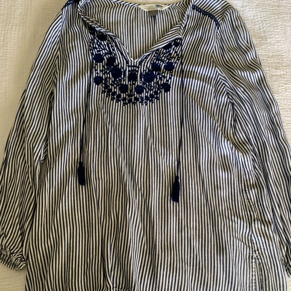 Flowy vneck tunic w/ elastic sleeves & embroidery